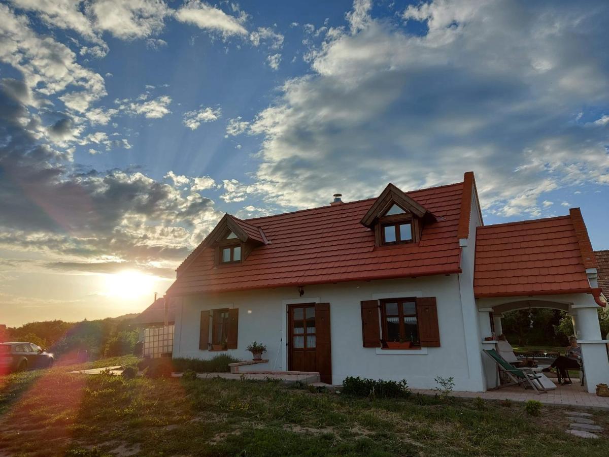 فيلا Casa Beata Lesencetomaj المظهر الخارجي الصورة