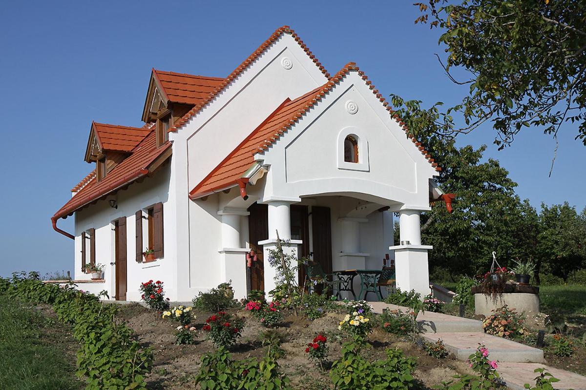 فيلا Casa Beata Lesencetomaj المظهر الخارجي الصورة
